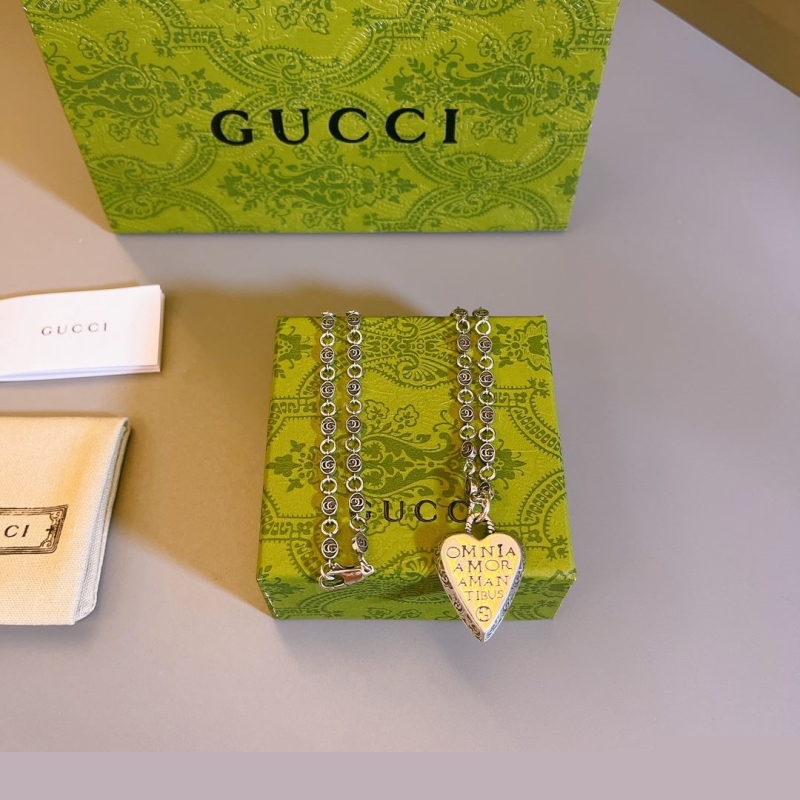 G*u*i necklaces